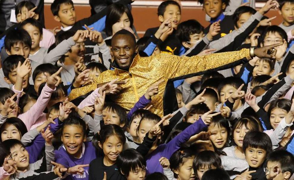 Circondato dai bimbi giapponesi, Bolt  stato celebrato come una vera star. Lapresse